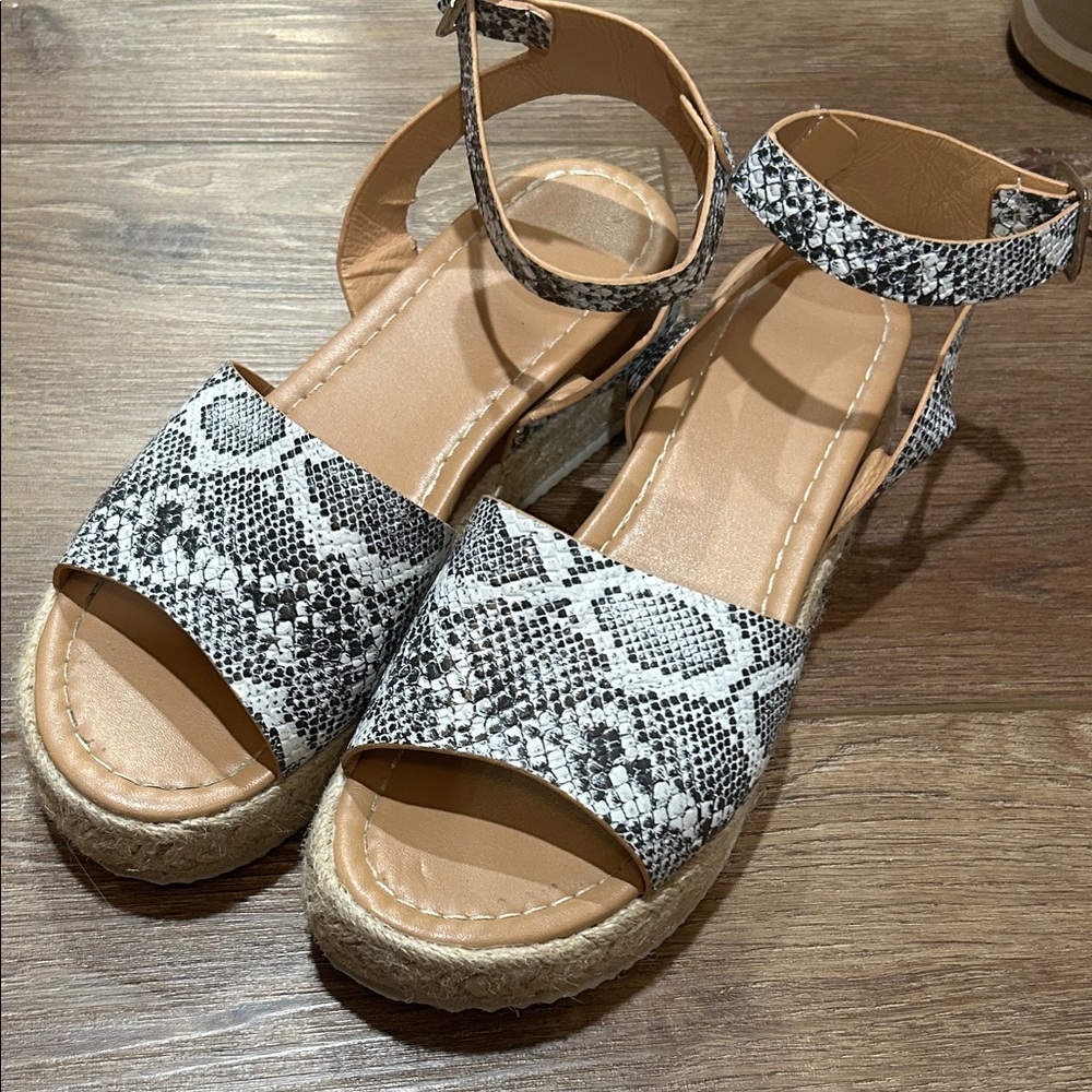 Stylish Snakeskin Pattern Women Sandals